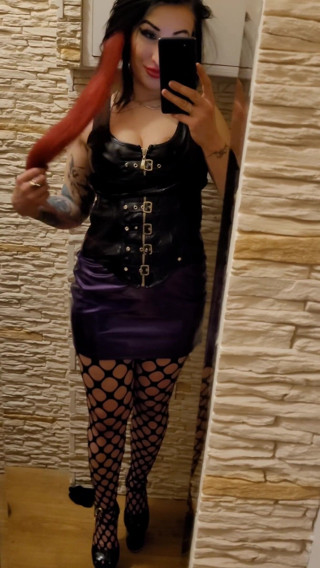 KatrixandCaliforniaLatex: Zeița pozează în latex și își arată curul suculent