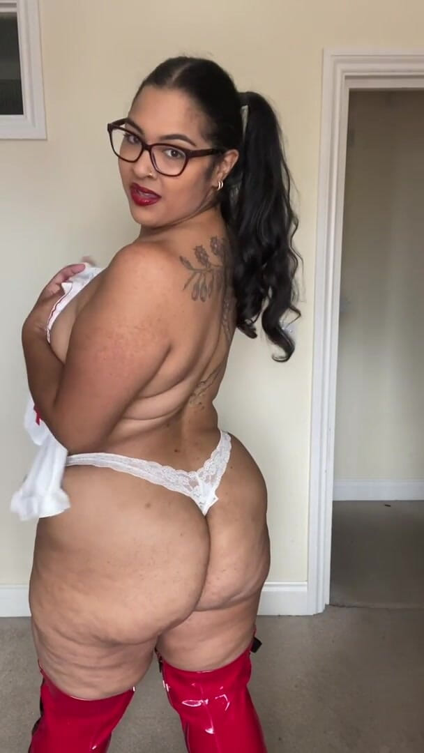 Zozonicoco: Sexy bbw sestra se pro tebe svléká