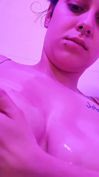 湿漉漉的全身抹油的胸部屁股在淋浴