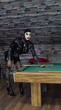 노예 쪼이는 후장 안에 지팡이를 채우는 섹시한 밀프