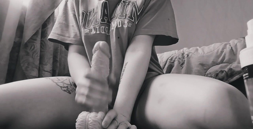 Miss_Kaprizzz19: Gadis cantik ini lagi asik nyepong dan ngentot memek sempitnya (bagian 1)