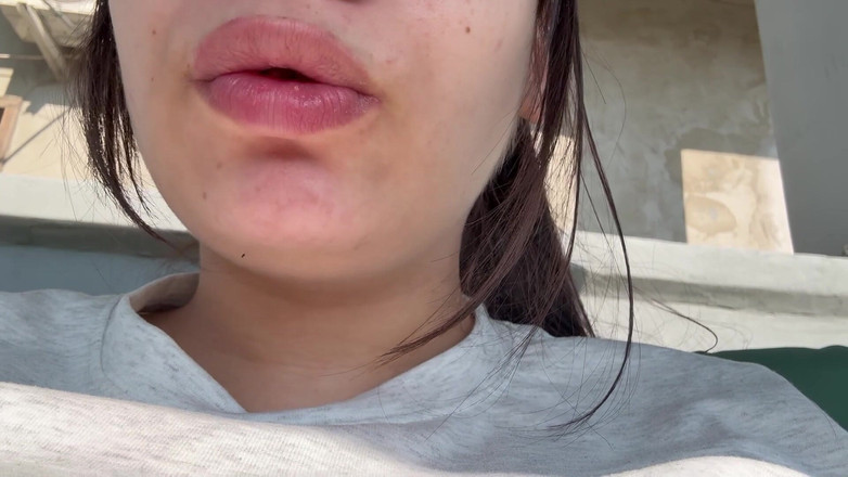 AmayaMori: Giantess Dziewczyna znajduje małego mężczyznę w swojej torbie chipsów i...