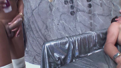 Femdom Austria TS: Blond i brunetka tranny pakują faceta w kanapce