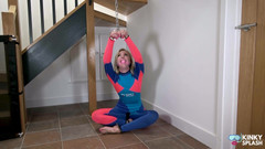 UKCuteGirl Lucy Lauren: Neoprene Suit, जंजीर और चेहरे पर वीर्य की बौछार