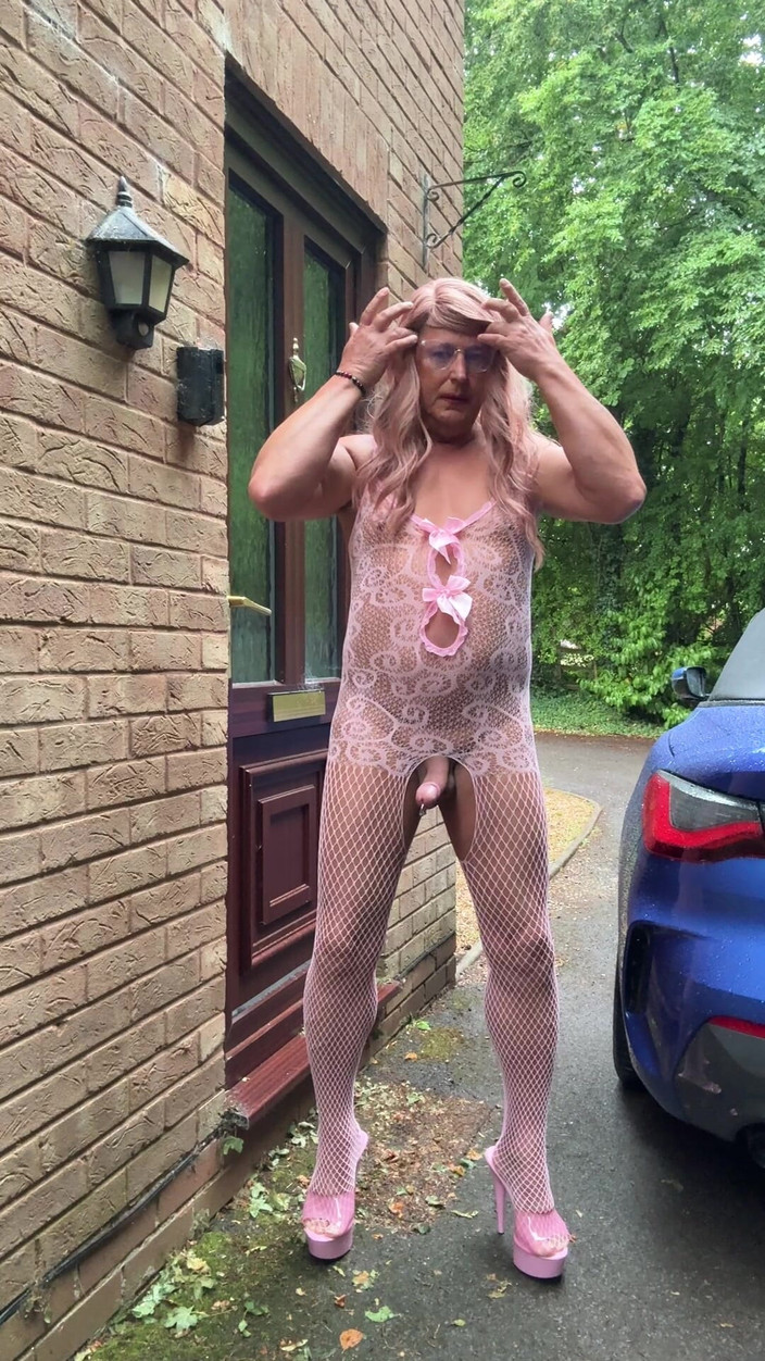 Kellycd2022: 穿着粉色渔网紧身衣和高跟鞋的性感 crossdresser Kellycd2022 快速清晨视频