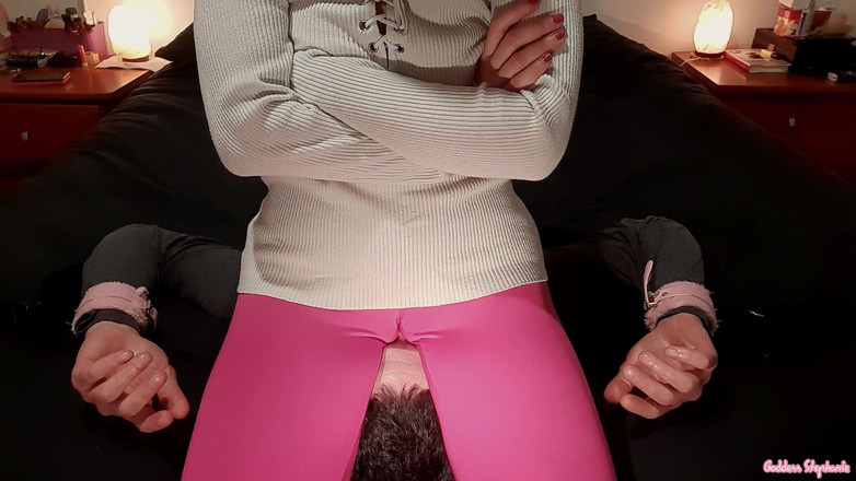 goddess82: Il mio schiavo soffre sotto i miei zoccolo di cammello!