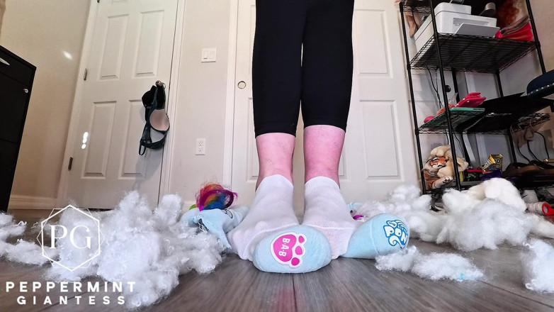 Peppermint Giantess: 67 汚れた靴下を履いた巨人女が巨大なぬいぐるみをゆっくりと粉々に破壊する サイズ16 破壊