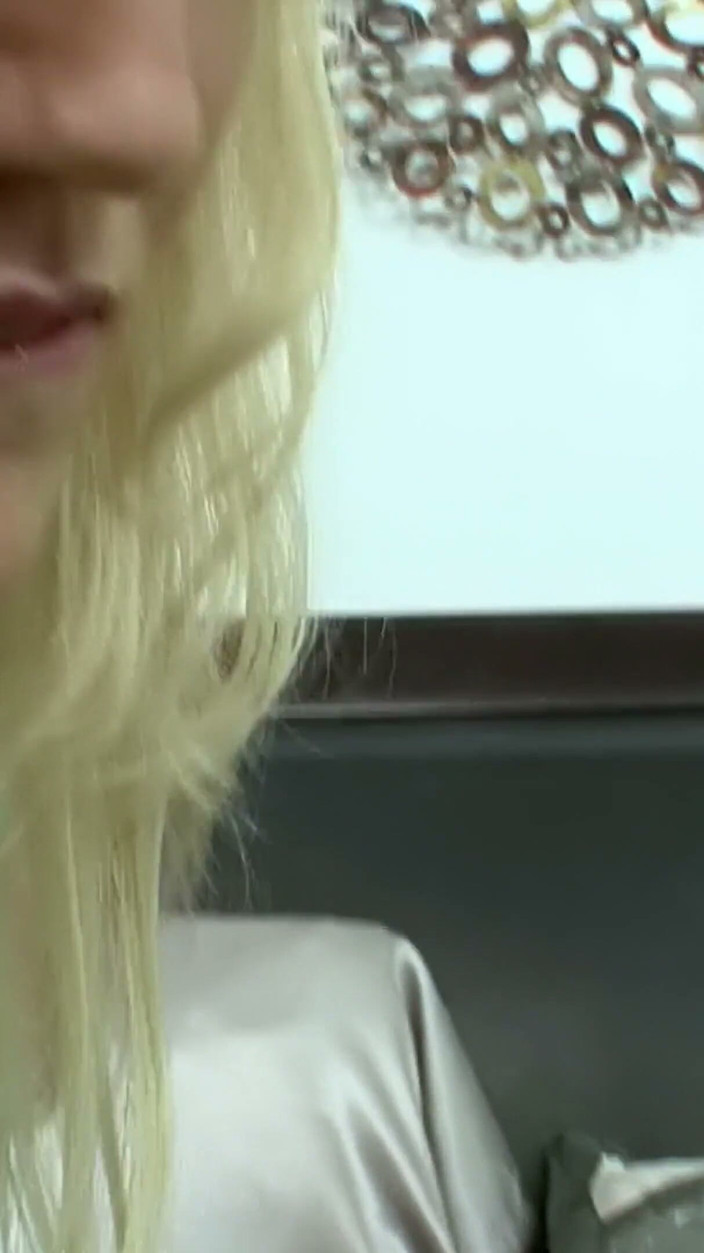 Lesbian Love Movies: Beine Weit Auf - Zwei Blondinen Lecken Sich Im Bett