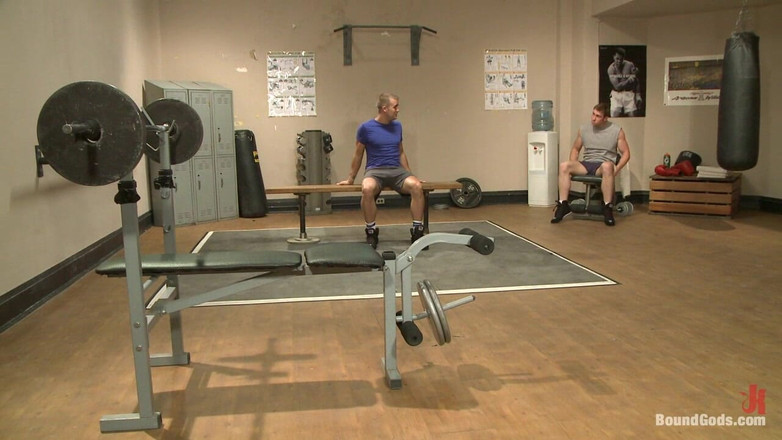 Bound gods: Un pervertito in palestra picchiato e scopato fino alla sottomissione