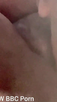 Je baise ma chatte avec un gros gode qui jouit fort