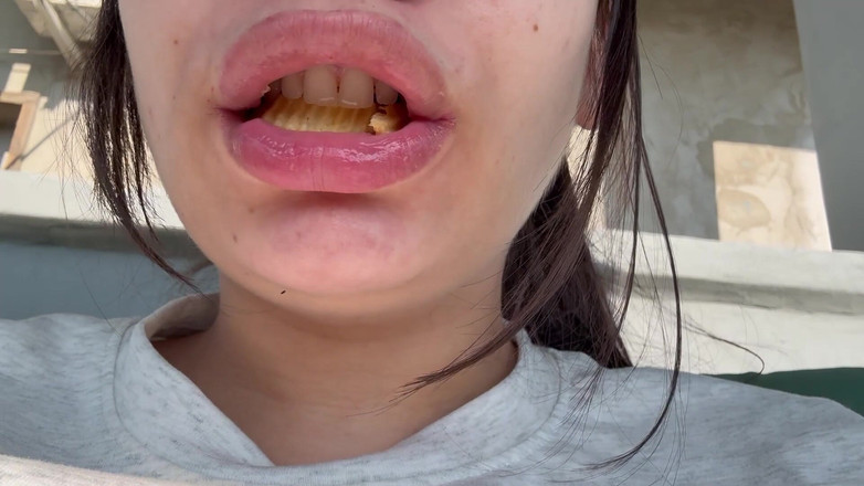 AmayaMori: Dev götlü kız cips torbasında minik bir adam buluyor ve şaşırıyor...