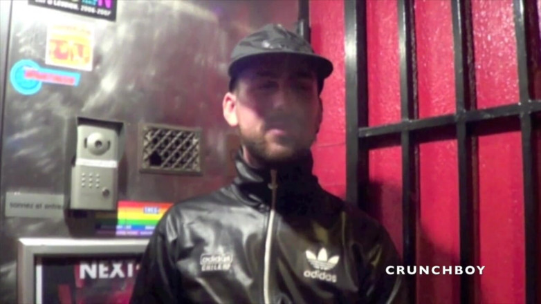 Crunch Boy: Шлюшка в jockstrap відтрахала велику опуклість гетеросексуального хлопця