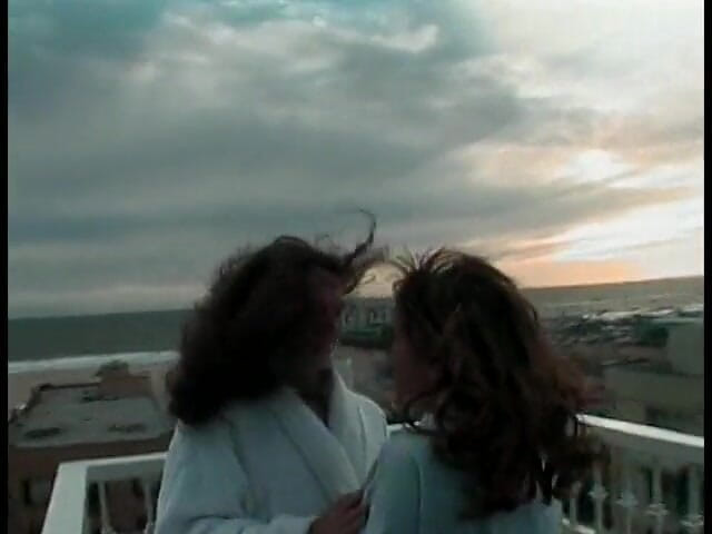 Girls Allowed: Lesbiche che squirtano in veranda