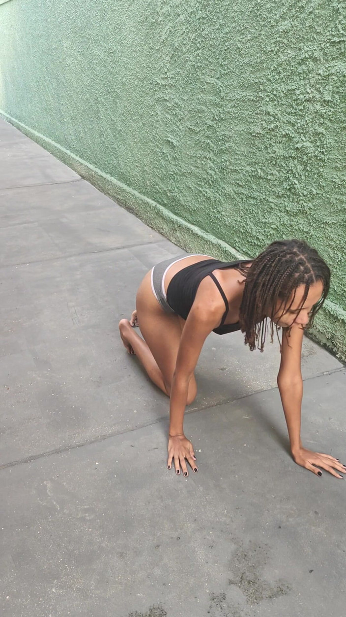 Lily Slav: लड़की अपनी पैंटीज में पेशाब कर रही है