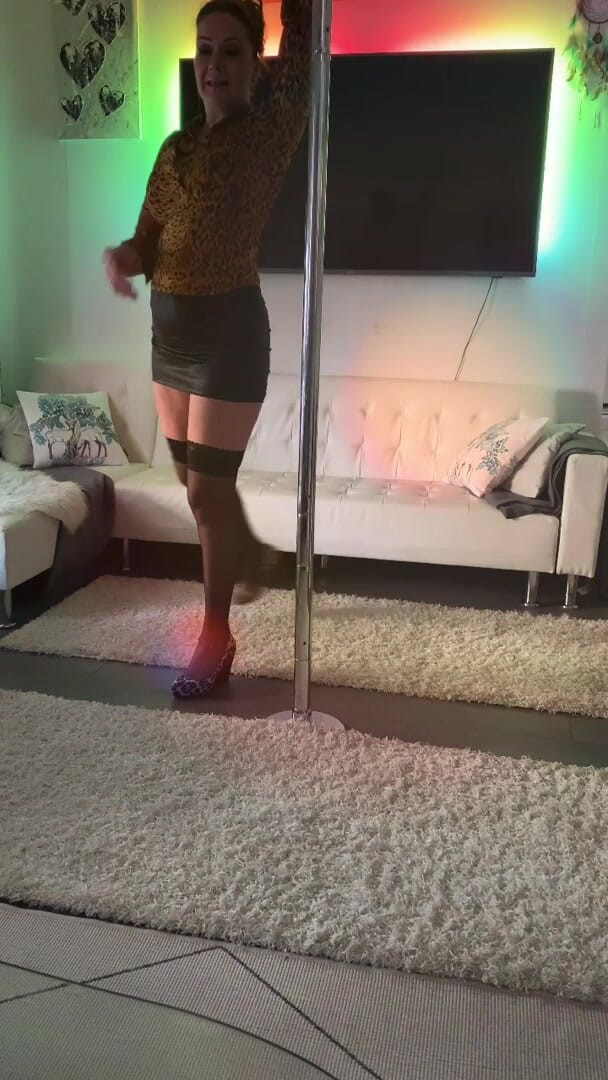BambiAmbita: Bambiambitas JOI con pole dance e buttplug