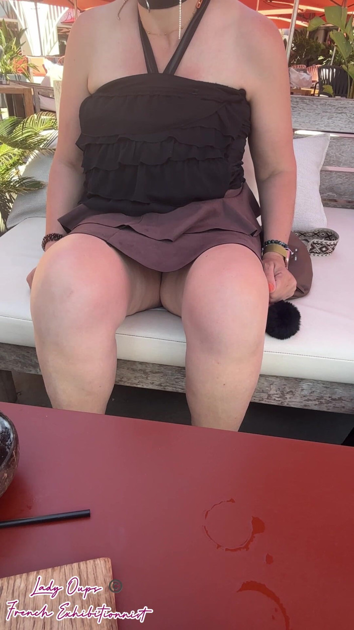 Lady Oups: Îmi dau jos tanga în public și mă laud în microfustă cu plug...