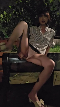 Le piège Tingxuan se masturbe dans le parc, se promenant avec un gode inséré