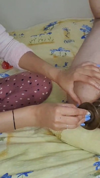 Extrema inserção anal de brinquedo. Fodendo profundamente a bunda do meu homem com um enorme plug anal de 45 cm
