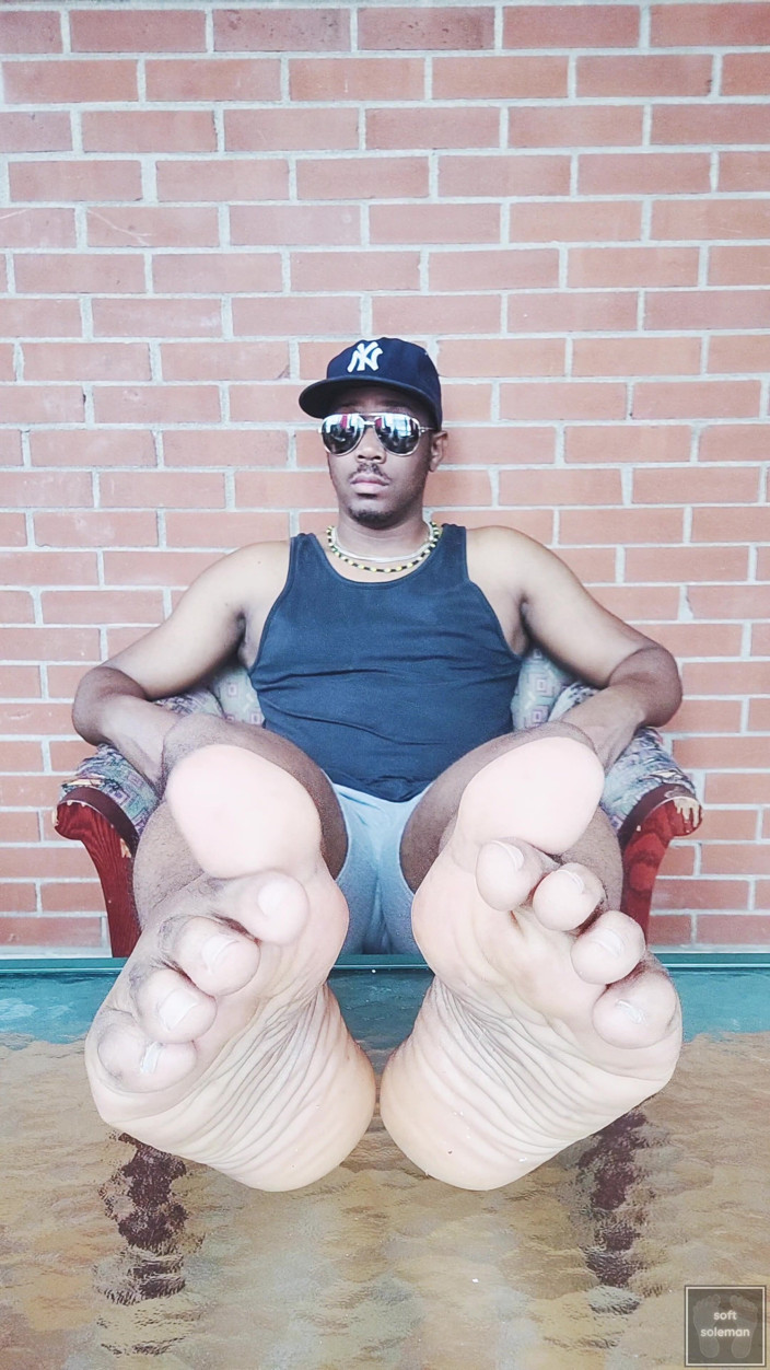 Soft Soleman: Quita mis zapatos en el solarium (2026)
