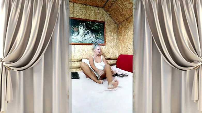 Lukerya: 性感家庭主妇卢克里娅。早晨茶后调情。