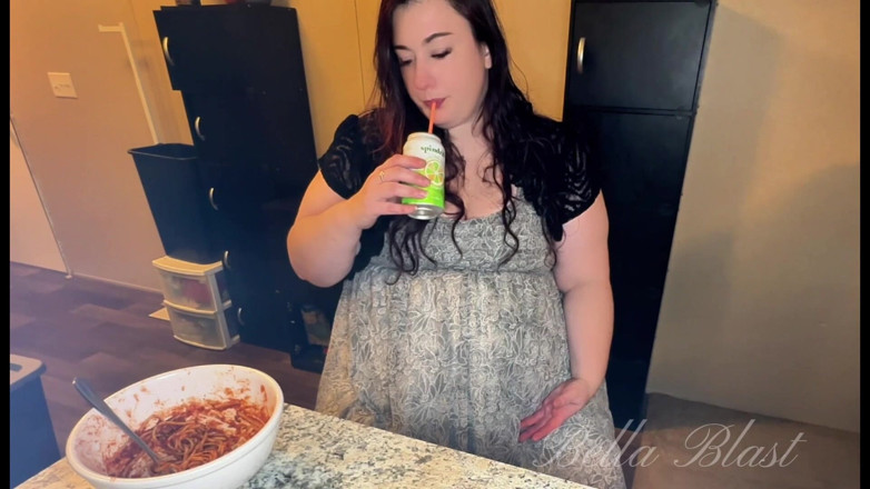 BellaBlast: Bbw Burps și farts umed după Pasta Binge Real Stomac Reactionby...
