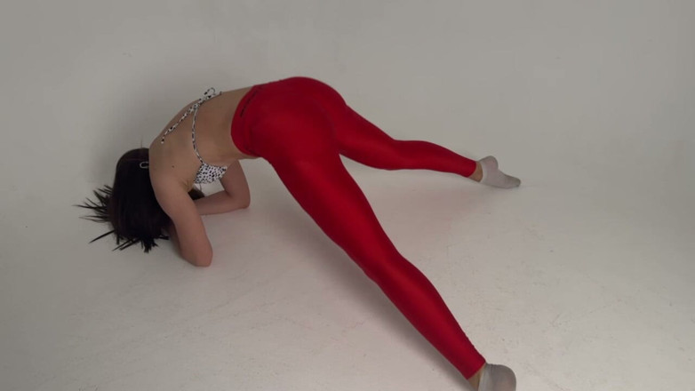 Skinny_lady69: Yoga bingkap merah ketat