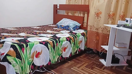 Ho una fantasia con la mia sorellastra mentre siamo soli in casa mi nascondo nella sua stanza per vedere come si masturba