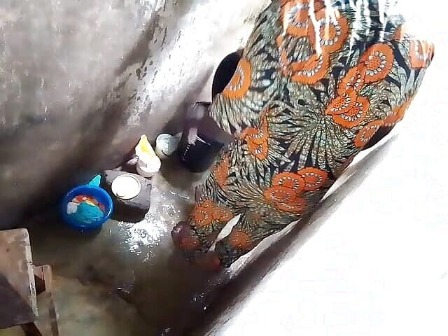 Pornsexlive: Lelaki India muda mengongkek ibu tirinya di bilik mandi