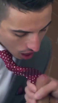 MENATPLAY - Latin Hunk Enzo Rimenez mengongkek dubur Klein Kerr