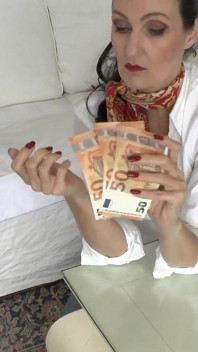 Peignez vos ongles en rouge et vous les séchez ! Lady Victoria Valente