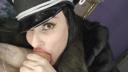 Princess18_: Kožešinový důstojník spolkl tajného agenta