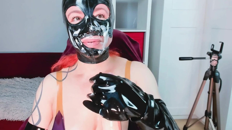 Ella Kross: Latex pop transformatie Joi