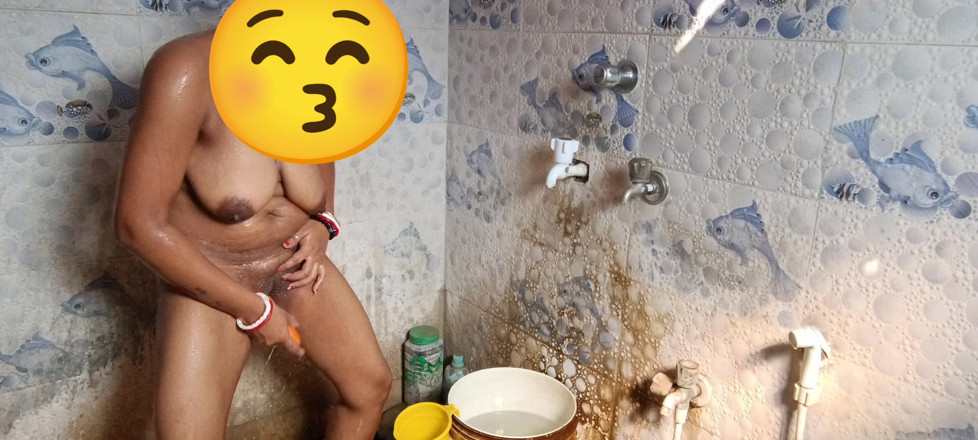 Bengalibeauty96: I vicini Bhabhi catturano il bagno segreto e si masturbano...