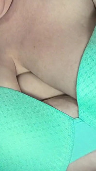 Il cazzo gigantesco e le mutandine a strisce sono caramelle di sborra