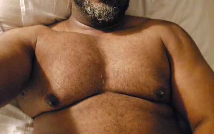 MrGoudreauXXX: Caliente bbc masturbándose en cama