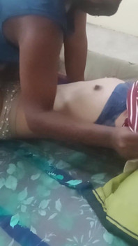 Jestem taka napalona, więc obudziłem mojego stepbro, aby przelecieć moją cipkę