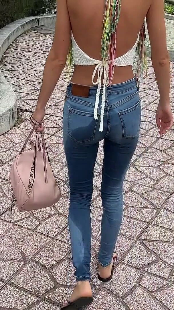 Katty West: Publiczne mokre dżinsy w parku w pobliżu plaży