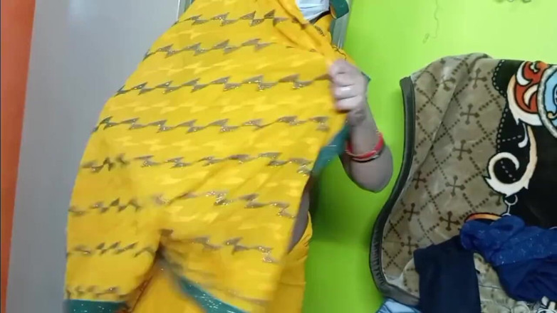 Manjushukla: Indická krásná bhabhi ve žluté barvě sárí.