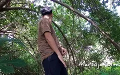 Temani aku masturbasi di hutan, aku akan cari pohon pisang untuk muasin memekku