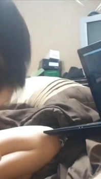 Istri amatir nyepong dan ngocok kontol sambil nonton bokep buatan sendiri