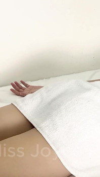 Zlobivá masérka nabízí extra službu Yoni masáž sexy klientovi, zatímco její manžel čeká venku