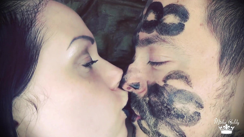 Goddess Misha Goldy: Alex mit schwarzem glänzendem lippenstift bedeckt, küsst auf seinem gesicht!