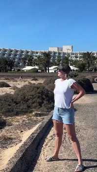 Pantalones Cortos De Jeans Mojados Desesperados En Público
