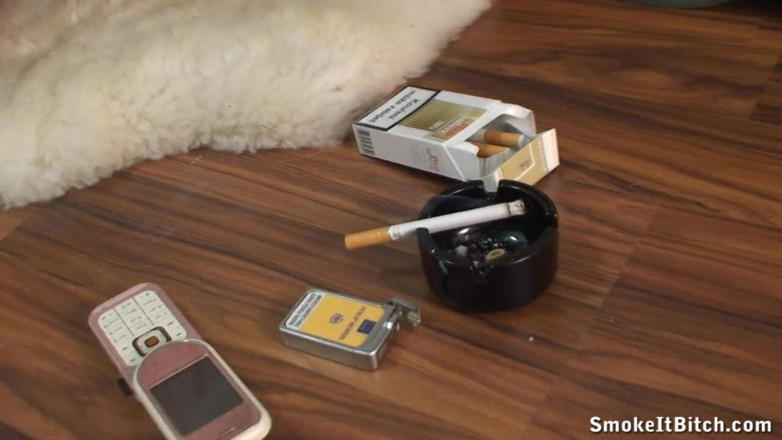 Smoke it bitch: Si blonde matang merokok rokoknya di atas lantai