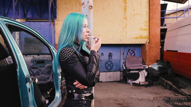 Cruel Anettes fetish world: Smoking in the Wrecking Yard