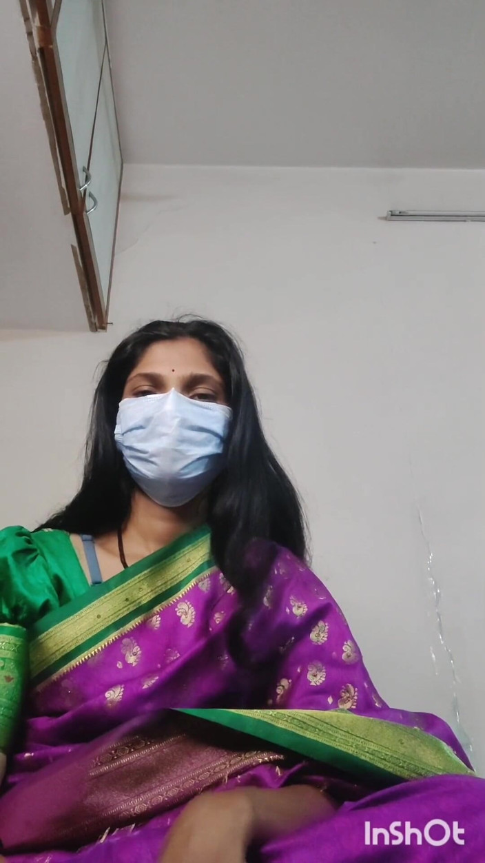 Desishycouple: Indiancă Desi Bhabhi Shivani excitată în sari roz.