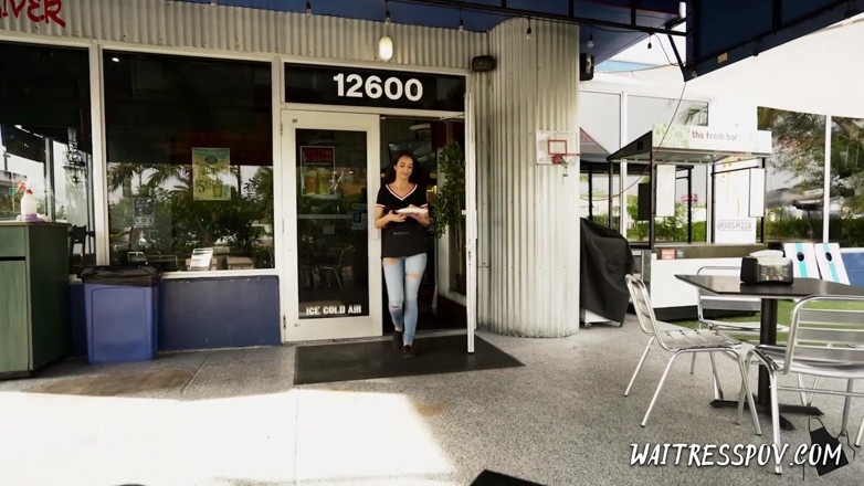 Waitress POV: Servitrisen POV - Kiarra Kai