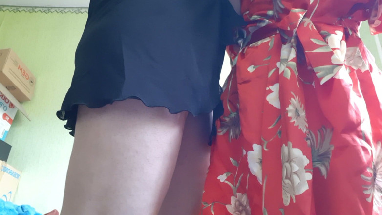 Lesbian-candys: Ik vinger de moeder van mijn vriend terwijl hij gaat...