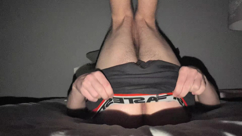 Leliboy: Bel ragazzo si toglie i vestiti e gioca con il...