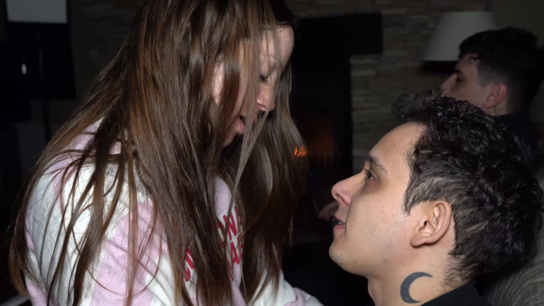 Knock Knock Club: Luchiibb šuká nejlepšího přítele svého přítele vedle tlustého paroháče! Creampie